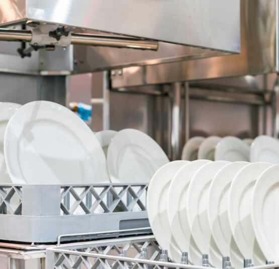 Viele saubere Teller in Großküchen Spülmaschine